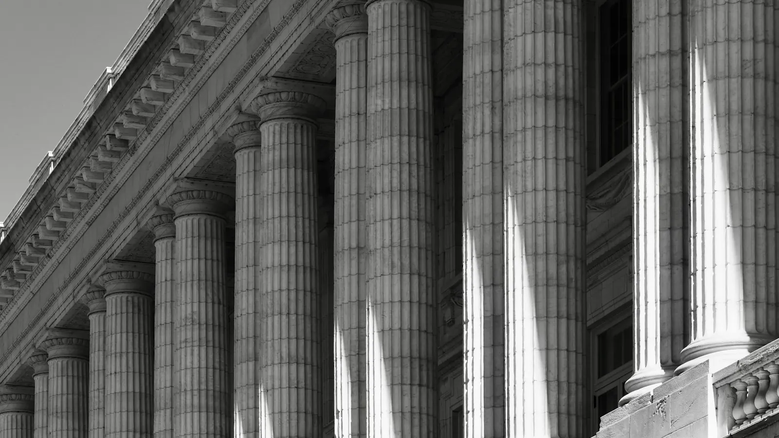 Columnata exterior de un edificio público con sombras marcadas