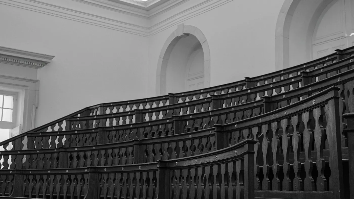 Bancada de madera escalonada de un aula universitaria histórica