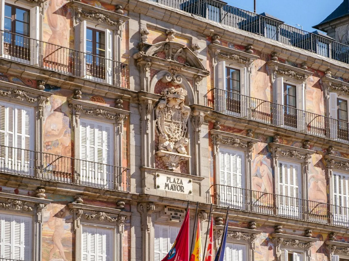 Fachada de la Plaza Mayor de Madrid con sus balcones y las banderas